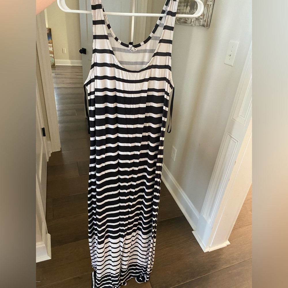 Old Navy. Size Medium black and white stripe maxi dress. Worn once.